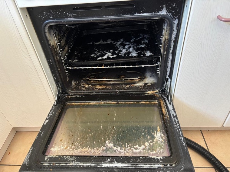 Backofen vor der Endreinigung in Neuenhof, stark verschmutzt